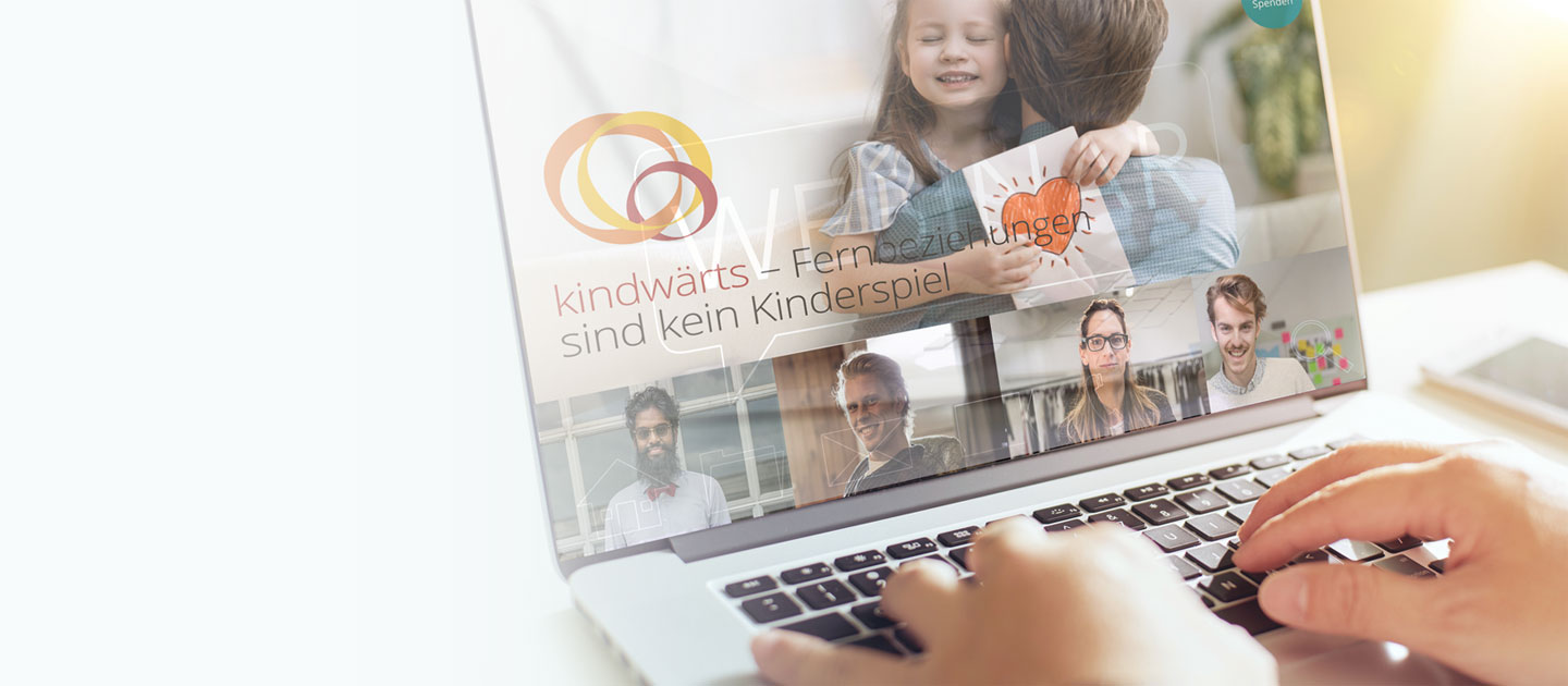 Mitglieder und Gäste nehmen an einem digitalen Elternabend teil