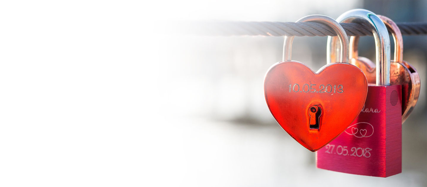 Schlösser an einer Kette mit Datumsgravur